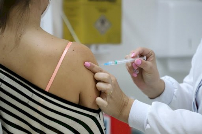 Covid: SC libera vacinação de trabalhadores industriais e encerra grupos prioritários