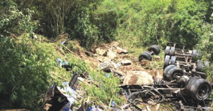 Irmãos indaialenses morrem depois de tombamento de caminhão na BR-470