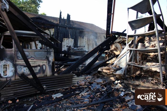 Empresa Timpel é destruída pelo fogo