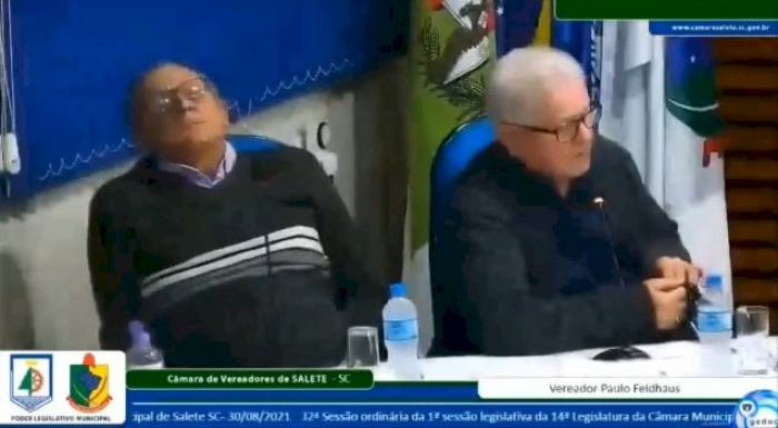 Vereador é flagrado dormindo durante sessão da câmara e viraliza