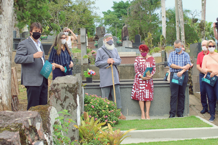 Blumenau lança primeiro guia de visitação no cemitério na Igreja Luterana do Centro