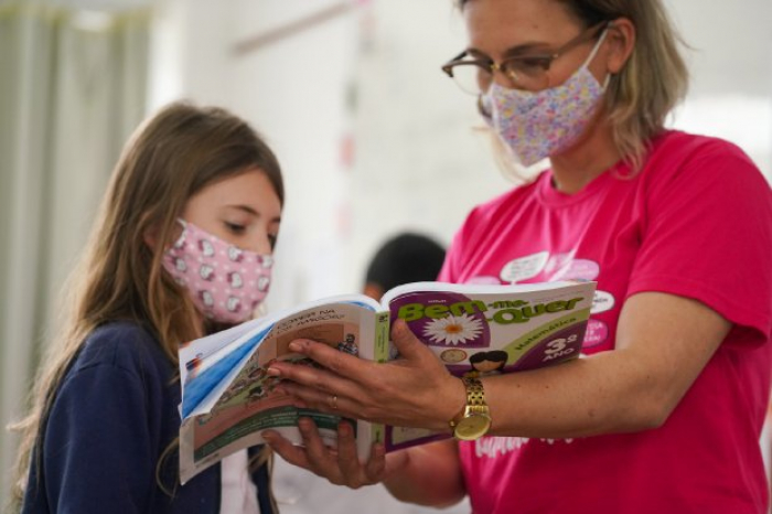 Dia do Professor: governador anuncia bolsas de pós-graduação e incentivo para  capacitação dos educadores