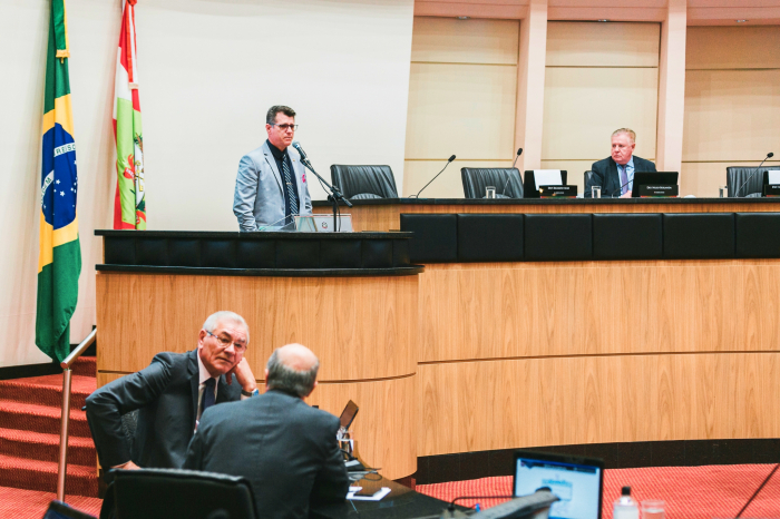 Deputados parabenizam professores e pedem valorização da carreira