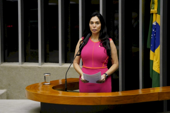 Deputada quer obrigatoriedade de macas e cadeira de rodas dimensionadas às pessoas obesas