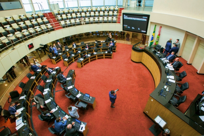 Sessão da Alesc tem discussão sobre passaporte vacinal e aumento linear para PMSC