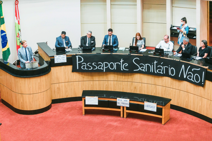 Participantes de audiência criticam exigência de passaporte sanitário