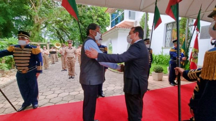 Infraestrutura ferroviária é tema principal de reunião entre Carlos Moisés e o embaixador da Índia no Brasil