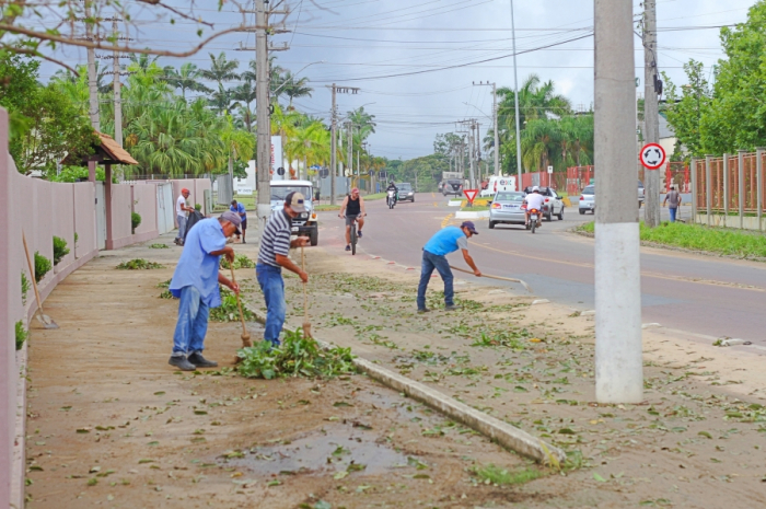 Prefeitura de Timbó realiza limpeza de vias afetadas pelo tornado 