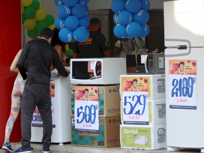 Após dois meses de queda, intenção de consumo volta a subir em janeiro