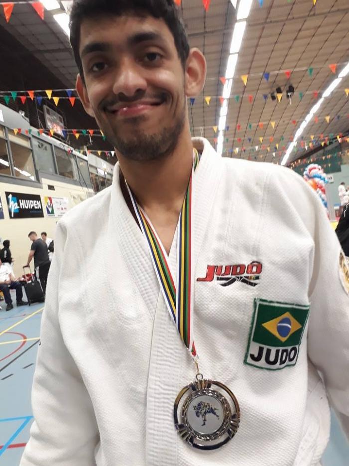 João é ouro dentro e fora do tatame