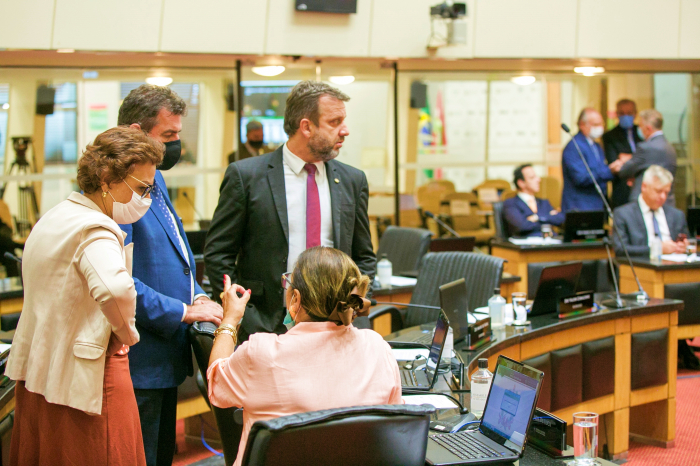 Avanço da ômicron no estado e da seca no Oeste repercutem na Alesc