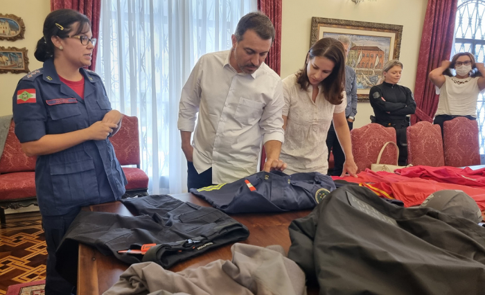 Governador conhece protótipos de novos uniformes femininos para as forças de segurança