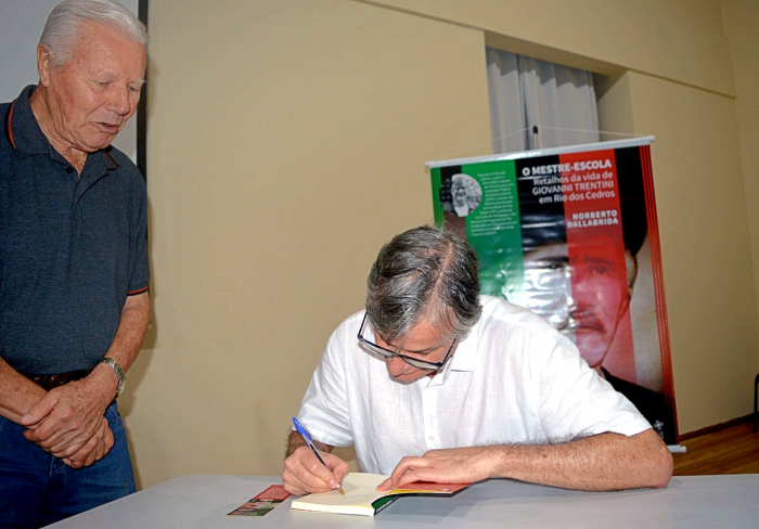 Professor Norberto Dallabrida  faz noite de autógrafos da biografia de Giovanni Trentini