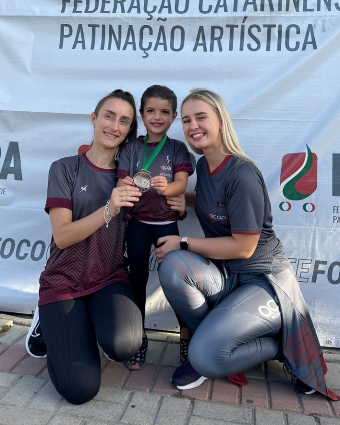 Equipe da FME Indaial/Acap conquista 10 medalhas em evento nacional de Patinação Artística