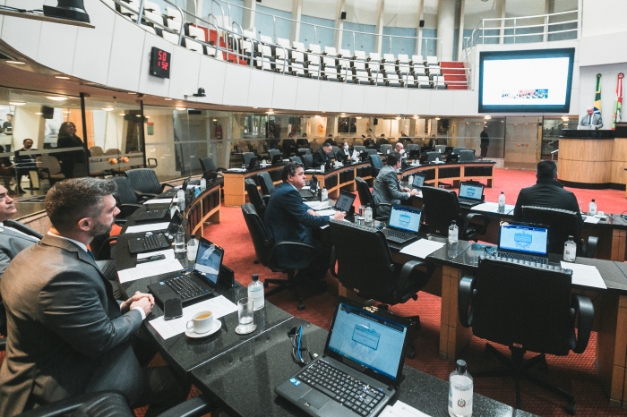 Enchentes trazem de volta temor com barragens de contenção