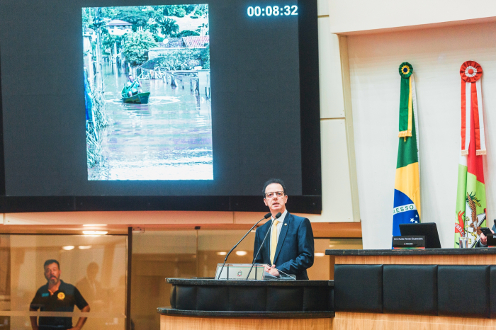 Sessão tem críticas ao sistema de contenção de cheias e à Constituição