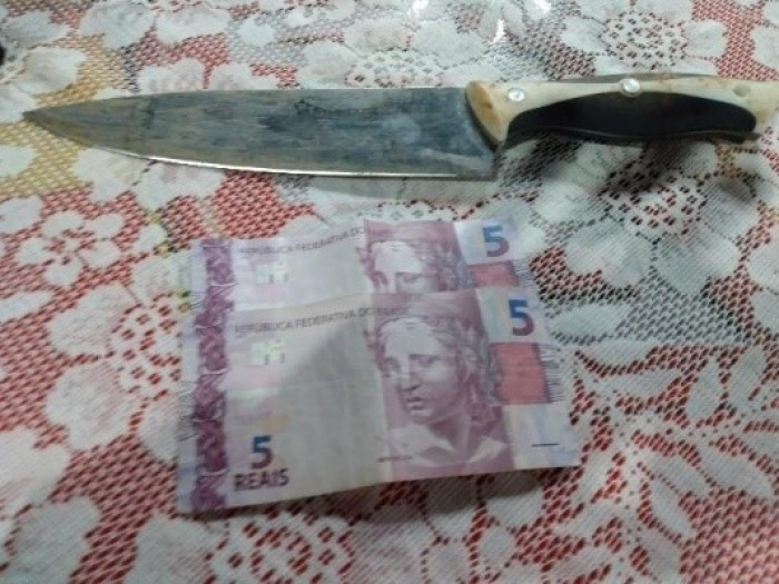 Homem pede comida e usa faca para ameaçar comerciante em Timbó