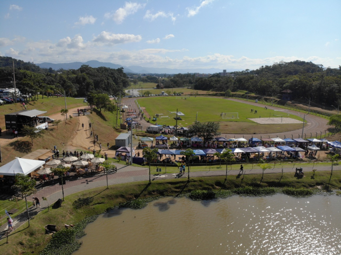 Feira de Rua Flor&Ser da FIC reúne artesanato, lazer e entretenimento no Parque Jorge Hardt