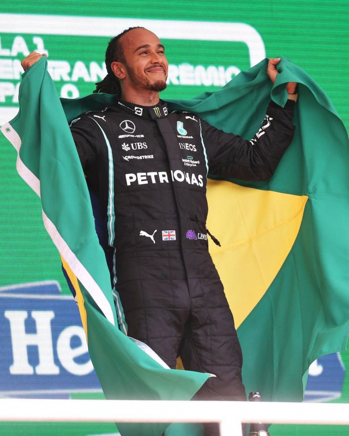 Piloto Lewis Hamilton recebe título honorário de cidadão brasileiro