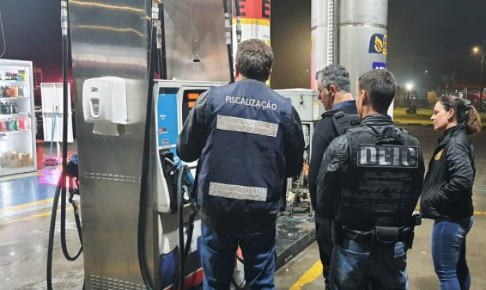 Imetro/SC realiza operação noturna com Fazenda, DEIC e ANP em postos de combustíveis