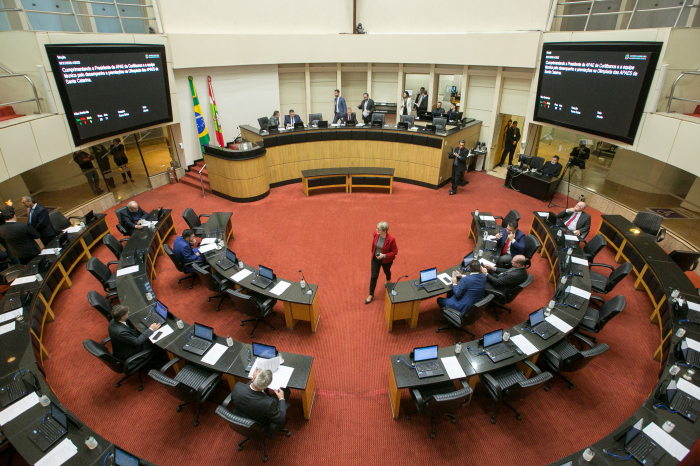 Deputados condenam médico estuprador e defendem prisão em 2ª instância