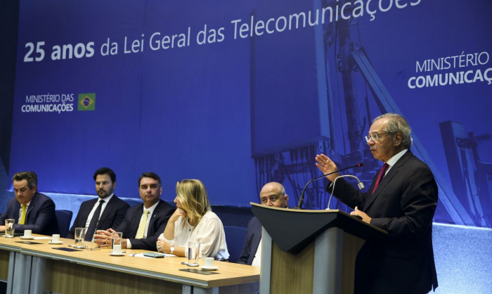 Brasil se recupera mesmo com turbulência internacional, diz ministro