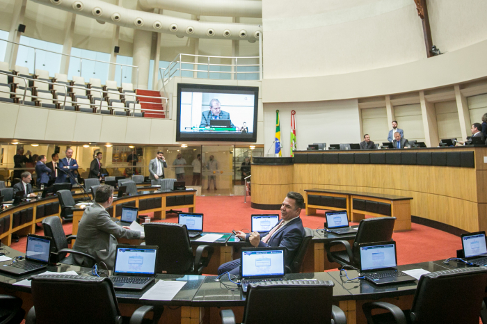 Críticas a secretário, crimes hediondos e ataques anônimos pautam sessão