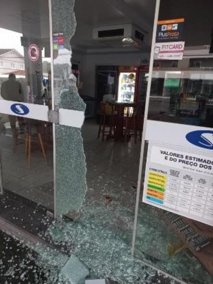 Conveniência de posto de combustíveis é furtada em Indaial