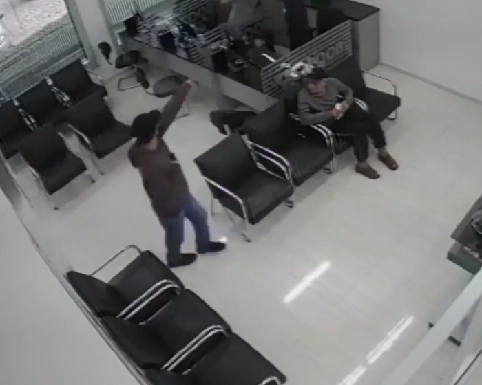 VÍDEO – Veja como agiram assaltantes em cooperativa de crédito de Timbó