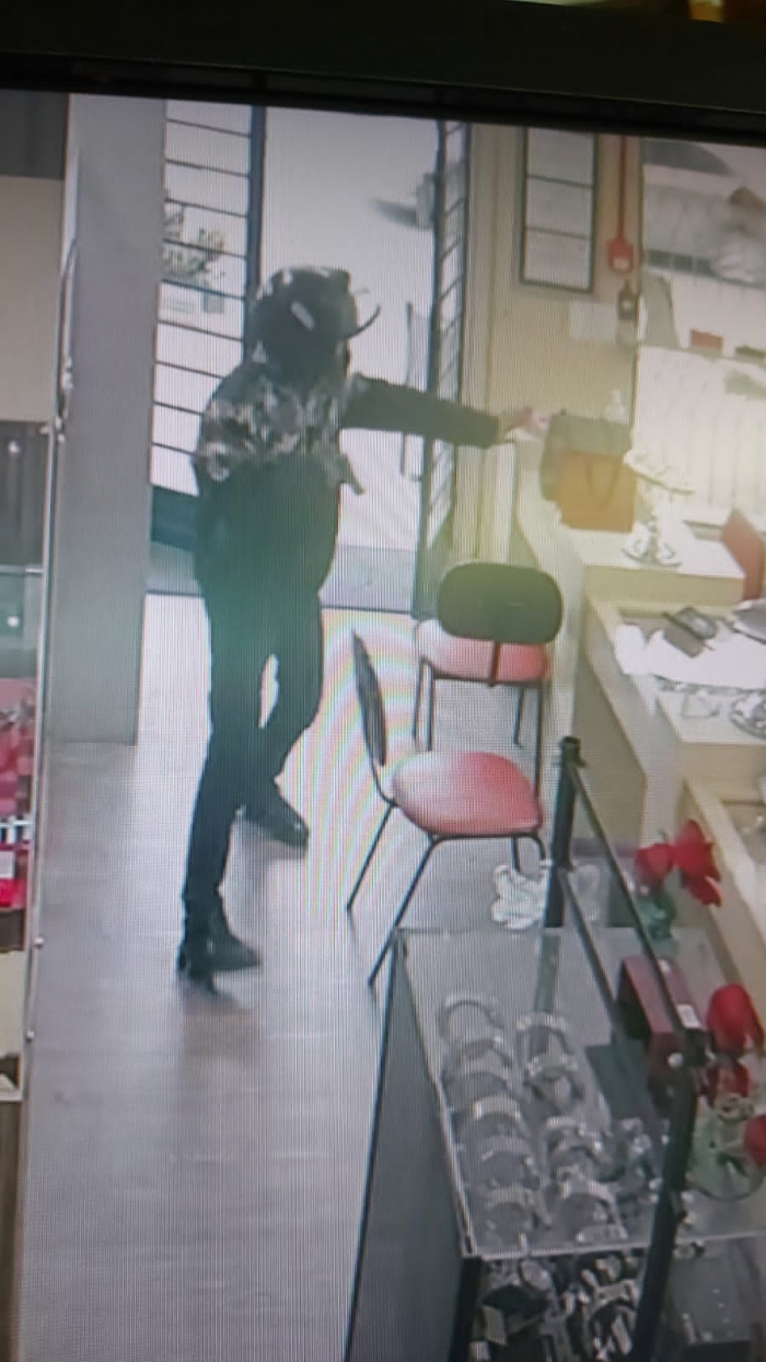 Joias, relógios, brincos e anéis foram levados em assalto