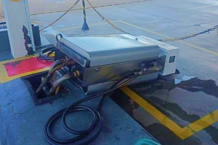 Condutor embriagado derruba bomba de posto de combustíveis