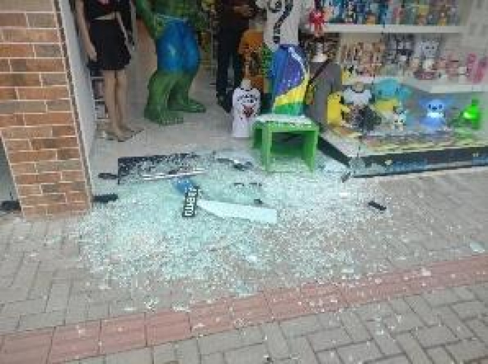 Ladrões quebram fachada e furtam estabelecimento comercial