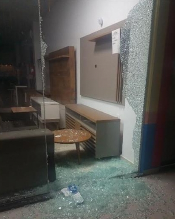 Bandidos quebram vidro e furtam televisores de loja