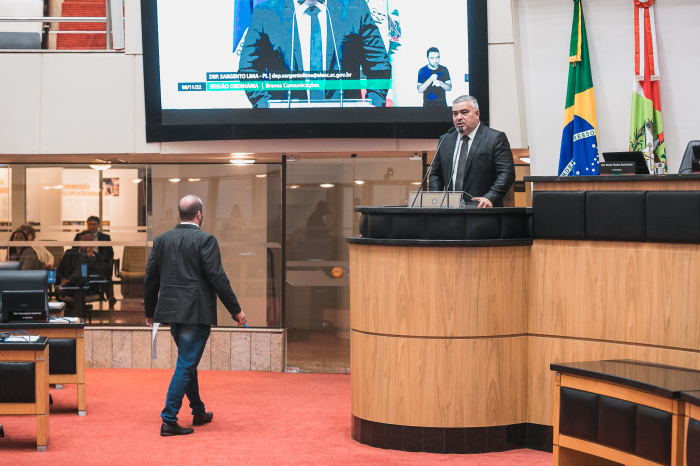 Deputados pedem punição para quem disse que gesto em SMO era nazista
