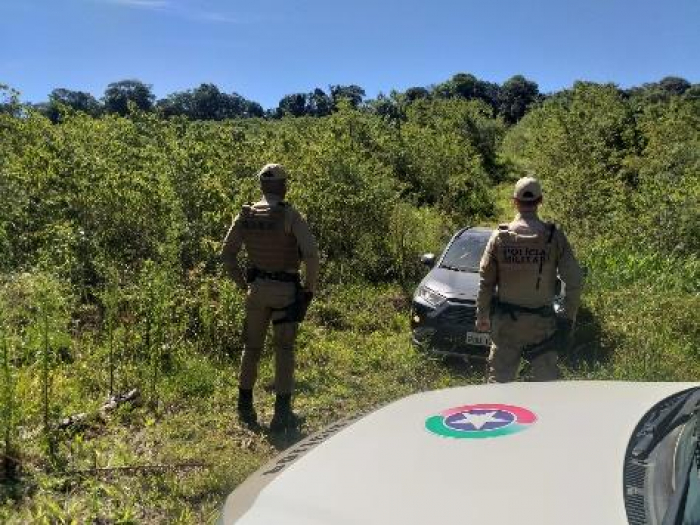 PM recupera veículo e prende suspeitos de roubo andando pela BR-470