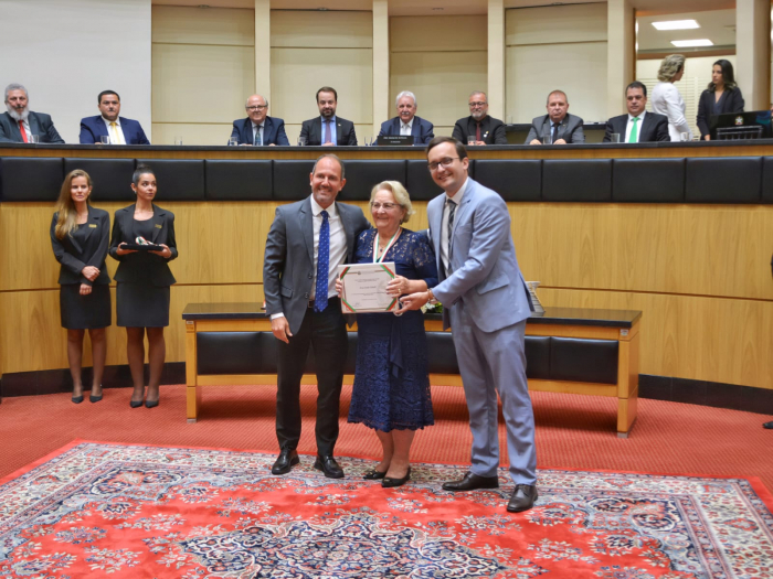 Dona Erna Scheidt recebe a Comenda do Legislativo Catarinense