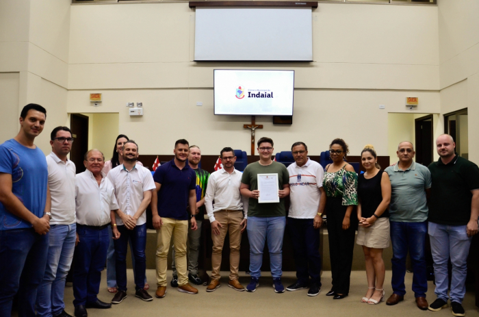 Estudante é homenageado pela seleção no programa Jovens Embaixadores