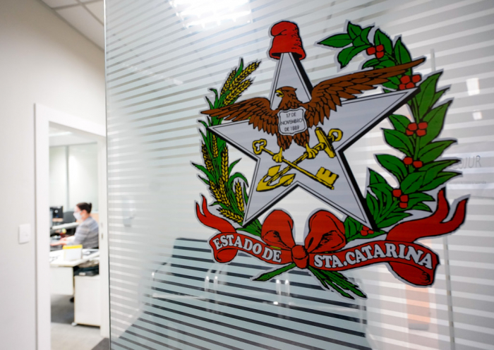 Carlos Moisés envia ofício ao governador eleito e coloca governo à disposição