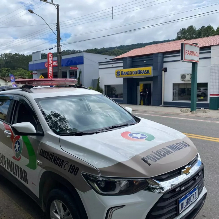 Polícia prende três suspeitos de participar de assalto a banco