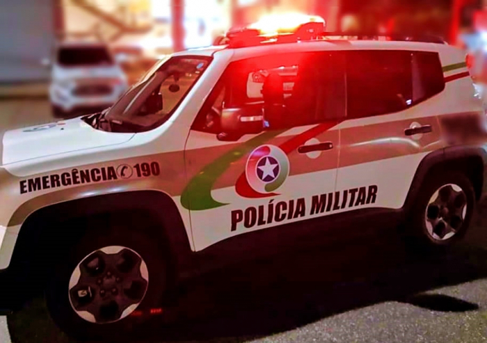 Ladrões assaltam supermercado e fazem funcionária refém