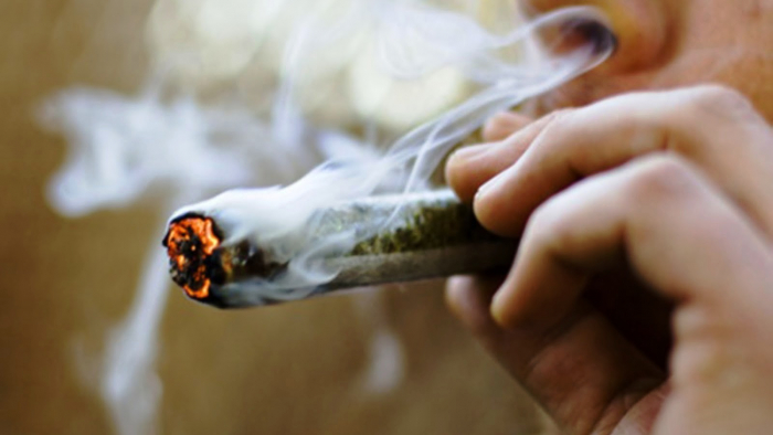 Policiais sentem forte cheiro de maconha ao cruzar com veículo