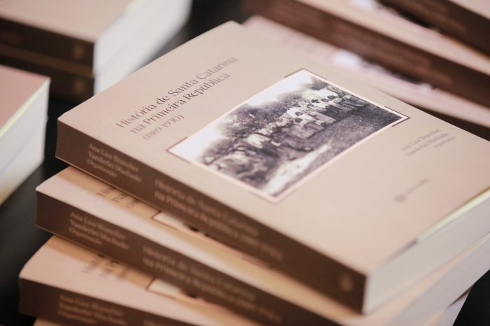 Livro sobre a história de SC durante a Primeira República é lançado na Alesc