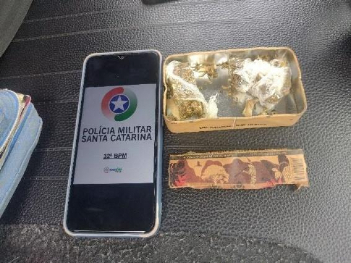 PM apreende drogas durante abordagens policiais