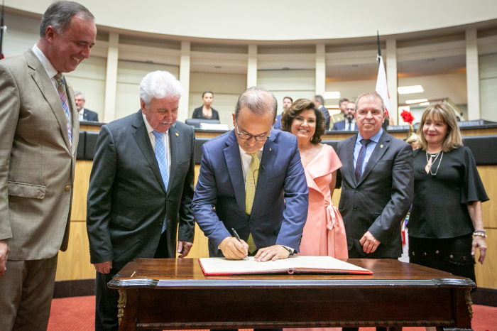 Jorginho Mello toma posse como governador de Santa Catarina