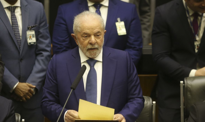 Em seu primeiro dia como presidente, Lula assinou 52 decretos e 4 MPs