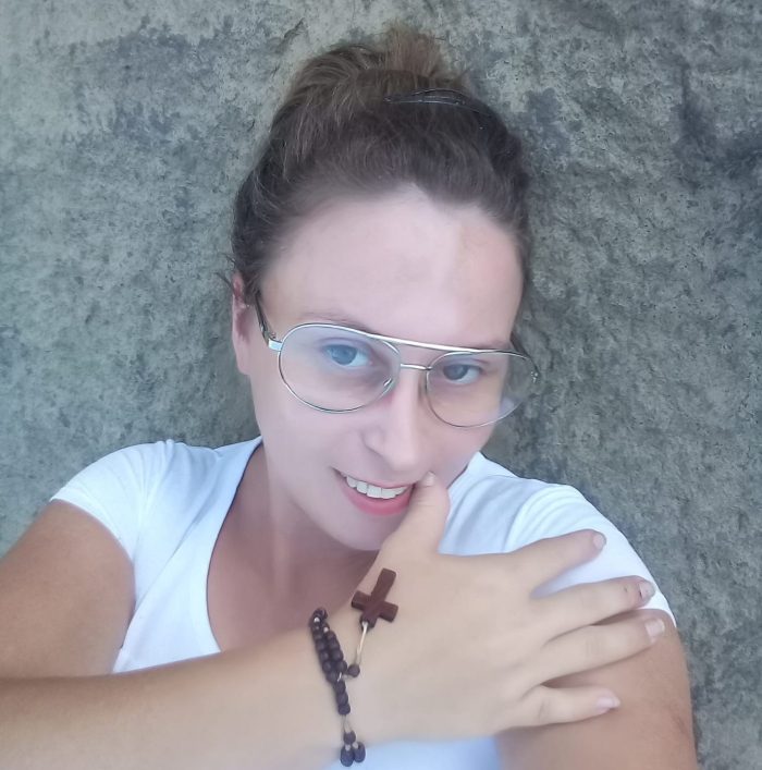 Grávida morre ao levar tiro na cabeça; filho adolescente é apreendido