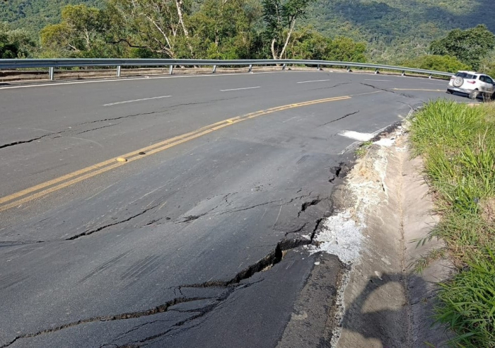Tráfego está totalmente interditado no trecho da SC-477 em Doutor Pedrinho