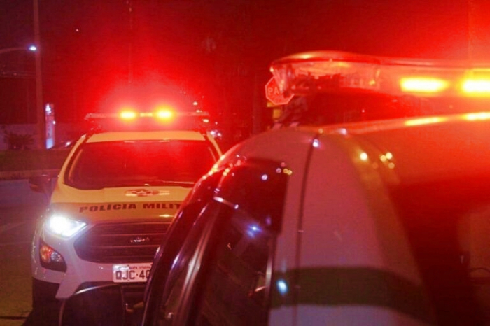 Assaltantes invadem residência e roubam celular e arma de idoso