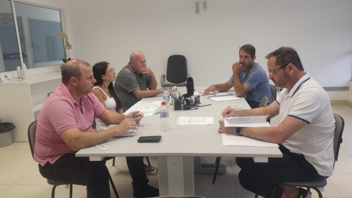 Vereadores integrantes da Comissão de Infraestrutura, Desenvolvimento e Bem-Estar Social se reúnem