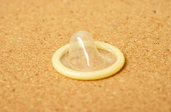 Anvisa suspende lotes de preservativos por falha em testes de estouro